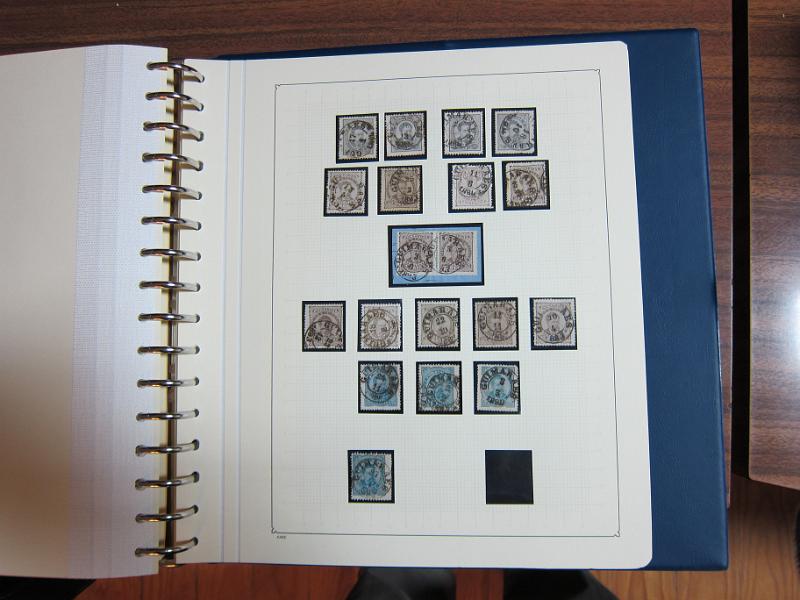 0019 (122).JPG -     Lote:    19      Marcofilia      Lotes Especiais       Descrição:         Portugal. Colecção especializada de carimbos de duplo círculo, tipo 1852, montada em 4 álbuns Lindner, com selos de diversas emissões e cartas, com estudo minucioso de cada marca. Lote a ver.         Lote       Valor Base:     &euro; 2.500,00     Valor Venda:     Retirado     